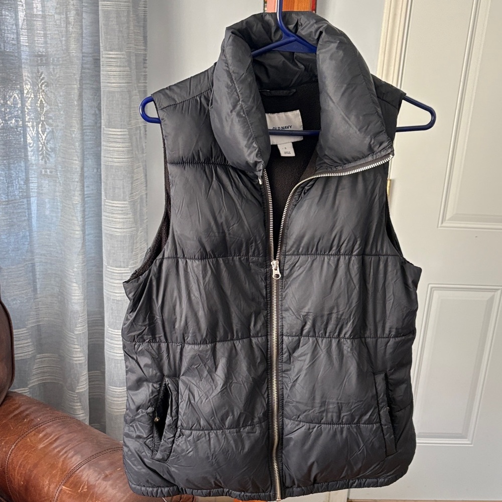 Old Navy Black Puffer Vest